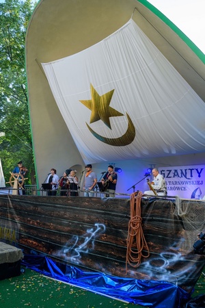 Szanty na Starówce: Kliper Marzenie, North Cape - Na scenie występ zespołu Kliper Marzenie