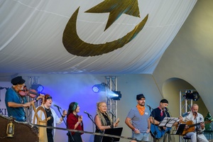 Szanty na Starówce: Kliper Marzenie, North Cape - Na scenie występ zespołu Kliper Marzenie