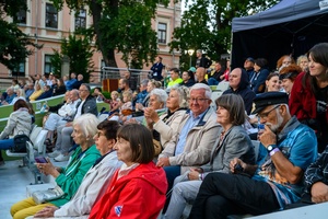 Szanty na Starówce: Kliper Marzenie, North Cape - Amfiteatralna publiczność zasłuchana w piosenki marynistyczne
