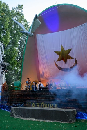 Szanty na Starówce: Kliper Marzenie, North Cape - Na scenie występ zespołu Kliper Marzenie