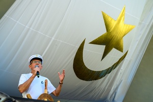 Szanty na Starówce: Kliper Marzenie, North Cape - Na scenie Ryszard Żądło, przewodniczący Rady Osiedla Nr 1 Starówka otwierający pierwszy tegoroczny koncert piosenki żeglarskiej