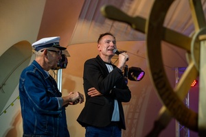 Szanty na Starówce: Kliper Marzenie, North Cape - Na scenie Ryszard Żądło i Tomasz Kapturkiewicz opowiadający o długiej tradycji koncertów szantowych w Tarnowie