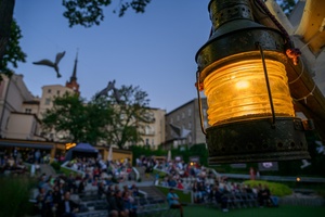 Szanty na Starówce: Kliper Marzenie, North Cape - Marynistyczne elementy scenografii koncertu z publicznością w tle