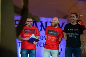 Szanty na Starówce: Kliper Marzenie, North Cape - Na scenie zespół wokalny North Cape z pamiątkowym dyplomem