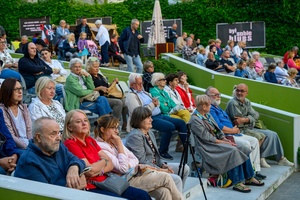 Szanty na Starówce: Kliper Marzenie, North Cape - Amfiteatralna publiczność zasłuchana w piosenki marynistyczne