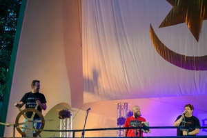 Szanty na Starówce: Kliper Marzenie, North Cape - Na scenie występujący zespół wokalny North Cape