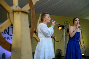 Szanty na Starówce: Aqua Marina, Mechanicy Szanty - Na scenie śpiewające panie z zespołu Aqua Marina