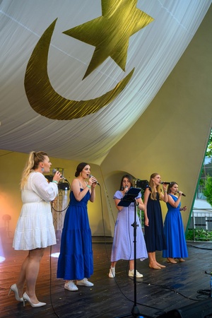 Szanty na Starówce: Aqua Marina, Mechanicy Szanty - Na scenie śpiewające panie z zespołu Aqua Marina