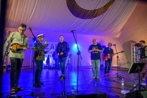 Szanty na Starówce: Aqua Marina, Mechanicy Szanty - Na scenie przemawiający Ryszard Żądło, Tomasz Kapturkiewicz i Mechanicy Szanty