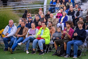 Szanty na Starówce: Aqua Marina, Mechanicy Szanty - Amfiteatralna publiczność zasłuchana w występie Aqua Mariny