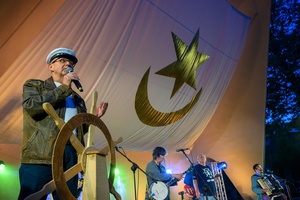 Szanty na Starówce: Aqua Marina, Mechanicy Szanty - Na scenie na pierwszym planie przemawiający Ryszard Żądło, w tle Mechanicy Szanty