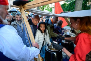 Szanty na Starówce: Aqua Marina, Mechanicy Szanty - Żeglarski żurek wydawany publiczności w przerwie miedzy występami