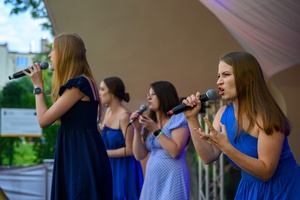 Szanty na Starówce: Aqua Marina, Mechanicy Szanty - Na scenie śpiewające panie z zespołu Aqua Marina