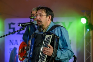 Szanty na Starówce: Aqua Marina, Mechanicy Szanty - Na scenie grający zespół Mechanicy Szanty