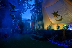 Szanty na Starówce: Aqua Marina, Mechanicy Szanty - Na scenie grający zespół Mechanicy Szanty