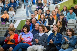 Szanty na Starówce: Aqua Marina, Mechanicy Szanty - Amfiteatralna publiczność zasłuchana w występie Aqua Mariny
