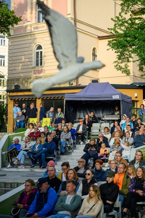 Szanty na Starówce: Aqua Marina, Mechanicy Szanty - Amfiteatralna publiczność zasłuchana w występie Aqua Mariny