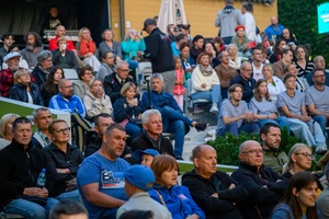 Szanty na Starówce: Aqua Marina, Mechanicy Szanty - Zasłuchana publiczność podczas występu Mechaników Szanty