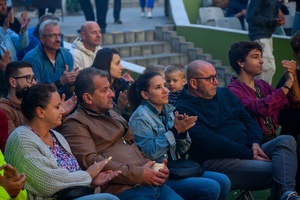 Szanty na Starówce: Aqua Marina, Mechanicy Szanty - Zasłuchana publiczność podczas występu Mechaników Szanty