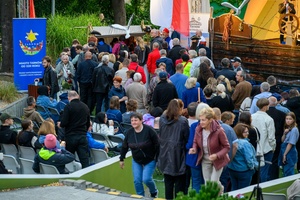 Szanty na Starówce: Aqua Marina, Mechanicy Szanty - Publiczność w kolejce po żeglarski żurek