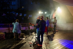 Szanty na Starówce: Aqua Marina, Mechanicy Szanty - Na scenie grający zespół Mechanicy Szanty