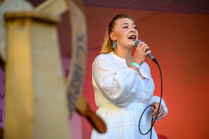 Szanty na Starówce: Aqua Marina, Mechanicy Szanty - Na scenie śpiewające panie z zespołu Aqua Marina