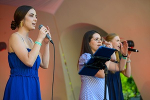 Szanty na Starówce: Aqua Marina, Mechanicy Szanty - Na scenie śpiewające panie z zespołu Aqua Marina