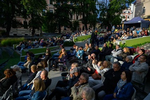 Szanty na Starówce: Aqua Marina, Mechanicy Szanty - Amfiteatralna publiczność zasłuchana w występie Aqua Mariny