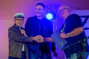 Szanty na Starówce: Aqua Marina, Mechanicy Szanty - Na scenie Ryszard Żądło i Tomasz Kapturkiewicz gratulujący Mechanikom Szanty jubileuszu 40-lecia