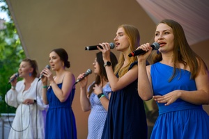 Szanty na Starówce: Aqua Marina, Mechanicy Szanty - Na scenie śpiewające panie z zespołu Aqua Marina