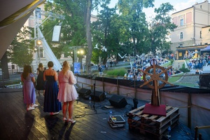 Szanty na Starówce: Aqua Marina, Mechanicy Szanty - Na scenie śpiewające panie z zespołu Aqua Marina z publicznością w tle