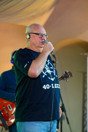 Szanty na Starówce: Aqua Marina, Mechanicy Szanty - Na scenie grający zespół Mechanicy Szanty