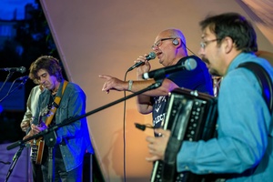 Szanty na Starówce: Aqua Marina, Mechanicy Szanty - Na scenie grający zespół Mechanicy Szanty