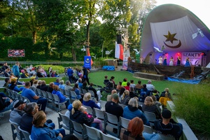 Szanty na Starówce: Aqua Marina, Mechanicy Szanty - Amfiteatralna publiczność zasłuchana w występie Aqua Mariny