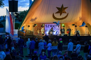 Szanty na Starówce: Aqua Marina, Mechanicy Szanty - Na scenie grający zespół Mechanicy Szanty