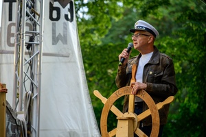 Szanty na Starówce: Aqua Marina, Mechanicy Szanty - Na scenie Ryszard Żądło otwierający drugi tegoroczny koncert muzyki żeglarskiej