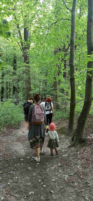 Spacer przyrodniczy dla dzieci - Uczestnicy podczas spaceru