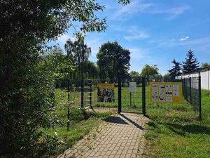 Tu rządzą psy - akcja społeczna - Powieszone tablice przy wejściu na wybieg