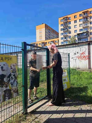 Tu rządzą psy - akcja społeczna - Zespół DKW podczas montażu tablic