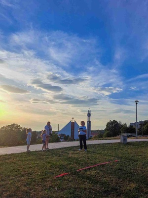 Olimpiada na górce - Uczestnicy podczas rzutu beretem