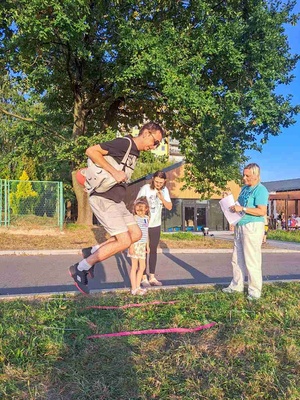 Olimpiada na górce - Uczestnicy podczas skoku w bok