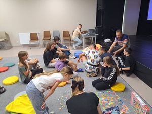 Posłuchanki układanki - Uczestnicy podczas premiery słuchowiska wraz z autorem Mirkiem Sułkowiskim