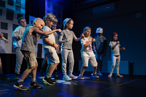 Spektakl "Dziób w dziób" - Mali aktorzy na scenie