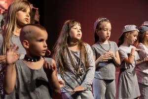 Spektakl "Dziób w dziób" - Mali aktorzy na scenie