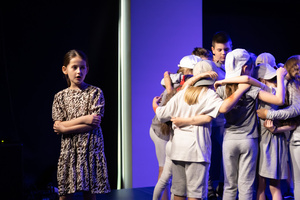 Spektakl "Dziób w dziób" - Mali aktorzy na scenie