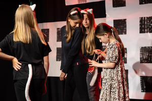 Spektakl "Dziób w dziób" - Mali aktorzy na scenie