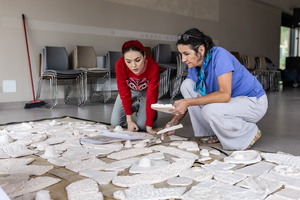 „Kompozycja miejska” - warsztaty ceramiczne - Uczestnicy podczas warsztatów