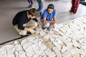 „Kompozycja miejska” - warsztaty ceramiczne - Uczestnicy podczas warsztatów