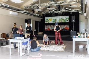 „Kompozycja miejska” - warsztaty ceramiczne - Uczestnicy podczas warsztatów