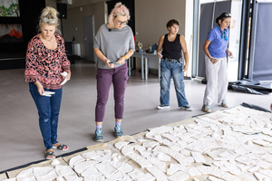 „Kompozycja miejska” - warsztaty ceramiczne - Uczestnicy podczas warsztatów